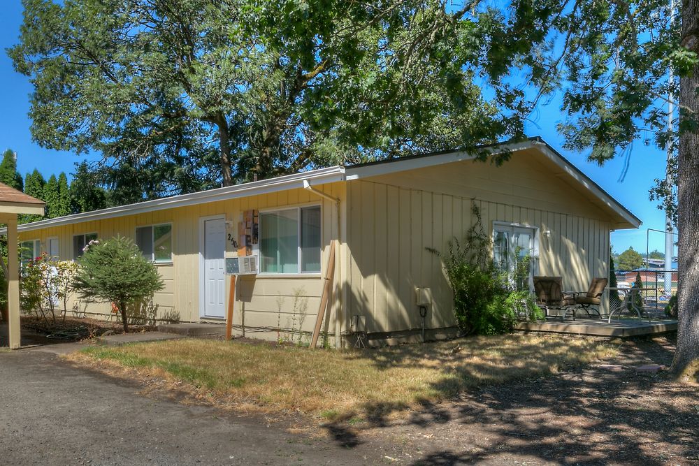 Hawthorne & Elliott: 1300 & 1302 N. Elliott Rd & 2504 & 2500-2507 Hawthorne Dr., Newberg, OR 97132